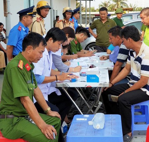 Kiểm tra dương tính với ma túy, tài xế container giải thích do uống thuốc… viêm họng - Ảnh 1. Kiểm tra dương tính với ma túy, tài xế container giải thích do uống thuốc… viêm họng - Ảnh 1.