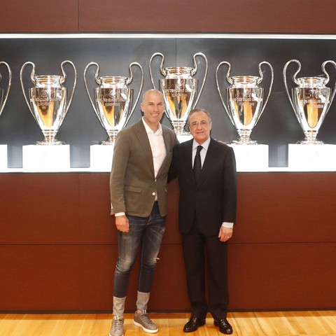 CĐV Real Madrid chào đón vua Zidane, chúc Mourinho may mắn lần sau - Ảnh 1. CĐV Real Madrid chào đón vua Zidane, chúc Mourinho may mắn lần sau - Ảnh 1.