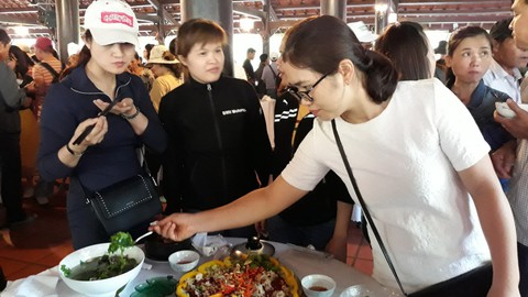 Du khách thưởng thức miễn phí cơm lam, gà nướng, rượu cần - Ảnh 3. Du khách thưởng thức miễn phí cơm lam, gà nướng, rượu cần - Ảnh 3.