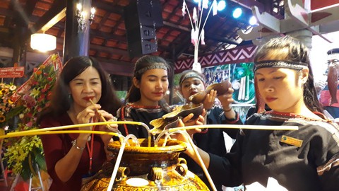 Du khách thưởng thức miễn phí cơm lam, gà nướng, rượu cần - Ảnh 4. Du khách thưởng thức miễn phí cơm lam, gà nướng, rượu cần - Ảnh 4.
