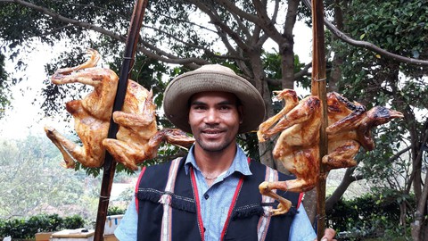 Du khách thưởng thức miễn phí cơm lam, gà nướng, rượu cần - Ảnh 2. Du khách thưởng thức miễn phí cơm lam, gà nướng, rượu cần - Ảnh 2.