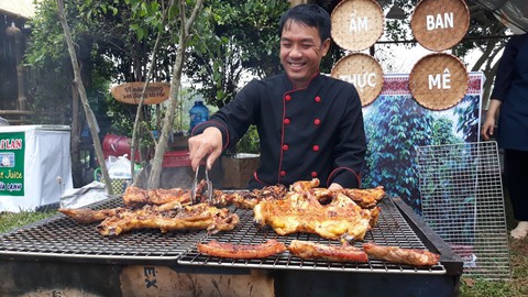 Du khách thưởng thức miễn phí cơm lam, gà nướng, rượu cần - Ảnh 1. Du khách thưởng thức miễn phí cơm lam, gà nướng, rượu cần - Ảnh 1.