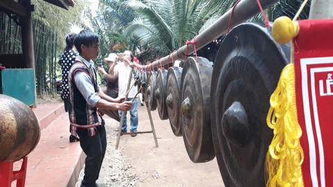 Du khách thưởng thức miễn phí cơm lam, gà nướng, rượu cần - Ảnh 5. Du khách thưởng thức miễn phí cơm lam, gà nướng, rượu cần - Ảnh 5.