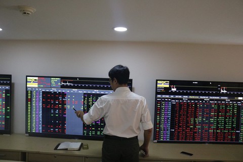 VN Index trụ vững mốc 1.000 điểm, chuyên gia nói không có gì bất lợi - Ảnh 1. VN Index trụ vững mốc 1.000 điểm, chuyên gia nói không có gì bất lợi - Ảnh 1.