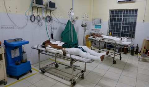 Thách tẩm xăng lên mình ngồi nhậu, 5 người bỏng nặng - Ảnh 1. Thách tẩm xăng lên mình ngồi nhậu, 5 người bỏng nặng - Ảnh 1.
