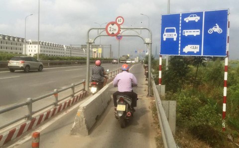 Điều tra vụ chết nghi do tông dải phân cách trên đường cao tốc - Ảnh 2. Điều tra vụ chết nghi do tông dải phân cách trên đường cao tốc - Ảnh 2.
