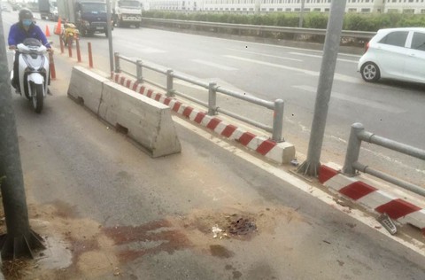 Điều tra vụ chết nghi do tông dải phân cách trên đường cao tốc - Ảnh 4. Điều tra vụ chết nghi do tông dải phân cách trên đường cao tốc - Ảnh 4.