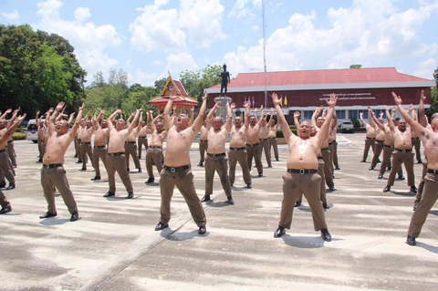Thái Lan lập trại hủy diệt mỡ bụng toàn bộ cảnh sát béo phì - Ảnh 3. Thái Lan lập trại hủy diệt mỡ bụng toàn bộ cảnh sát béo phì - Ảnh 3.