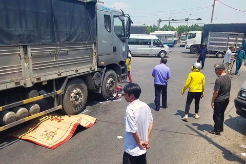 2 cha con bị xe tải cán chết tại ngã tư Dầu Giây - Ảnh 2. 2 cha con bị xe tải cán chết tại ngã tư Dầu Giây - Ảnh 2.