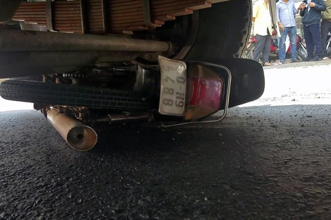 2 cha con bị xe tải cán chết tại ngã tư Dầu Giây - Ảnh 3. 2 cha con bị xe tải cán chết tại ngã tư Dầu Giây - Ảnh 3.