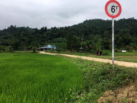 Chủ tịch xã lấy tiền nhà nước làm đường bêtông dẫn thẳng về nhà mình - Ảnh 1. Chủ tịch xã lấy tiền nhà nước làm đường bêtông dẫn thẳng về nhà mình - Ảnh 1.