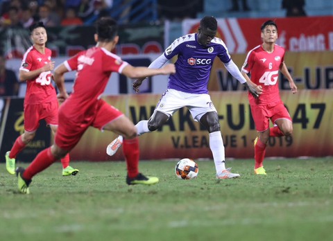 HLV Park Hang Seo lo V-League dùng 3 ngoại binh sẽ ảnh hưởng đến bóng đá Việt Nam - Ảnh 1. HLV Park Hang Seo lo V-League dùng 3 ngoại binh sẽ ảnh hưởng đến bóng đá Việt Nam - Ảnh 1.