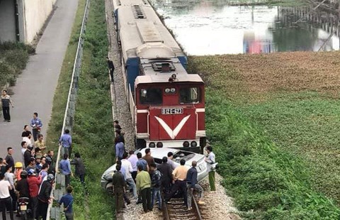 Ôtô băng đường ngang bị tàu kéo lê: 2 người chết, 3 người bị thương - Ảnh 1. Ôtô băng đường ngang bị tàu kéo lê: 2 người chết, 3 người bị thương - Ảnh 1.