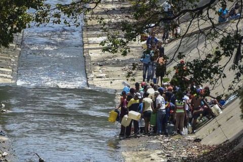 Mất điện, người dân Venezuela phải lấy nước thải để sinh hoạt - Ảnh 1. Mất điện, người dân Venezuela phải lấy nước thải để sinh hoạt - Ảnh 1.