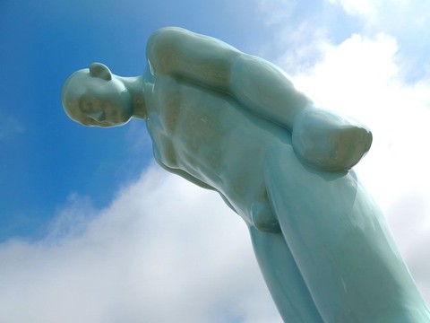 Người đàn ông cúi đầu có ý nghĩa gì mà người Hàn muốn đặt ở Huế? - Ảnh 1. Người đàn ông cúi đầu có ý nghĩa gì mà người Hàn muốn đặt ở Huế? - Ảnh 1.