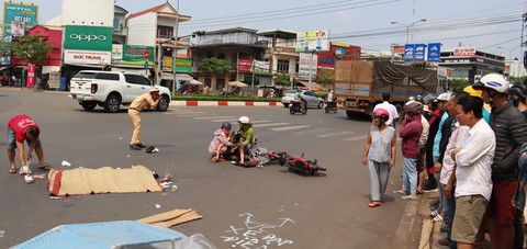 Một ngày hai vụ tai nạn ở ngã tư Đồng Xoài, nữ sinh tử vong tại chỗ - Ảnh 2. Một ngày hai vụ tai nạn ở ngã tư Đồng Xoài, nữ sinh tử vong tại chỗ - Ảnh 2.