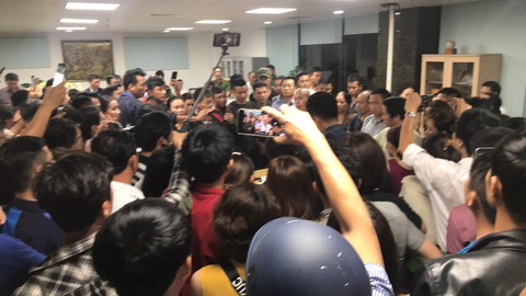 Trong đêm, hàng trăm người vây công ty bất động sản ở Đà Nẵng đòi quyền lợi - Ảnh 1. Trong đêm, hàng trăm người vây công ty bất động sản ở Đà Nẵng đòi quyền lợi - Ảnh 1.