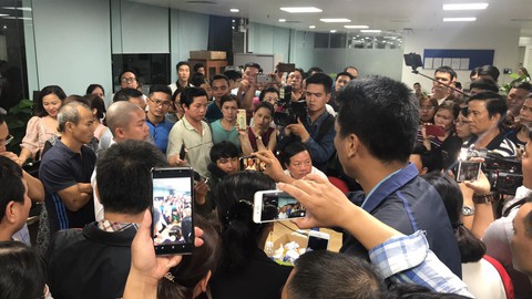 Trong đêm, hàng trăm người vây công ty bất động sản ở Đà Nẵng đòi quyền lợi - Ảnh 2. Trong đêm, hàng trăm người vây công ty bất động sản ở Đà Nẵng đòi quyền lợi - Ảnh 2.