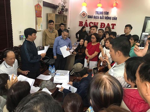 Trong đêm, hàng trăm người vây công ty bất động sản ở Đà Nẵng đòi quyền lợi - Ảnh 4. Trong đêm, hàng trăm người vây công ty bất động sản ở Đà Nẵng đòi quyền lợi - Ảnh 4.