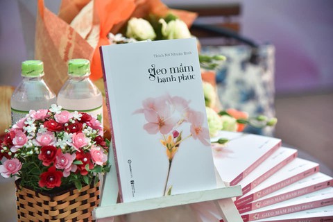 Sư cô ra sách chia sẻ về hạnh phúc - Ảnh 1. Sư cô ra sách chia sẻ về hạnh phúc - Ảnh 1.