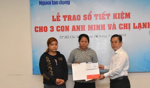 Trao sổ tiết kiệm 2,1 tỉ cho 3 cháu nhỏ mất cha mẹ vì tai nạn giao thông - Ảnh 1. Trao sổ tiết kiệm 2,1 tỉ cho 3 cháu nhỏ mất cha mẹ vì tai nạn giao thông - Ảnh 1.