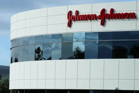 Phấn rôm chứa amiăng, Johnson & Johnson phải bồi thường 29,4 triệu USD - Ảnh 1. Phấn rôm chứa amiăng, Johnson & Johnson phải bồi thường 29,4 triệu USD - Ảnh 1.