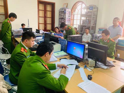 Khởi tố cán bộ Ban giải phóng mặt bằng và tái định cư - Ảnh 2. Khởi tố cán bộ Ban giải phóng mặt bằng và tái định cư - Ảnh 2.