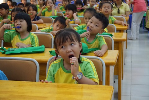 Học trò hào hứng học... đánh răng theo nhạc - Ảnh 1. Học trò hào hứng học... đánh răng theo nhạc - Ảnh 1.
