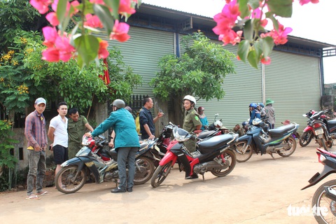 Chủ đại lý cà phê bỏ đi, cả trăm người kéo đến nhà đòi xiết nợ - Ảnh 1. Chủ đại lý cà phê bỏ đi, cả trăm người kéo đến nhà đòi xiết nợ - Ảnh 1.