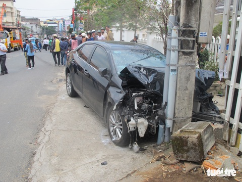 Thanh niên nghi ngáo đá lái ôtô tông hàng loạt xe trên đường - Ảnh 5. Thanh niên nghi ngáo đá lái ôtô tông hàng loạt xe trên đường - Ảnh 5.