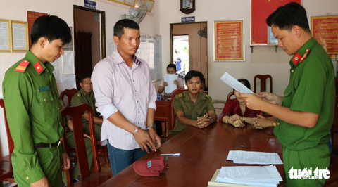 Bắt giam 2 thanh niên nợ tiền nhậu rồi đánh luôn chủ quán - Ảnh 1. Bắt giam 2 thanh niên nợ tiền nhậu rồi đánh luôn chủ quán - Ảnh 1.