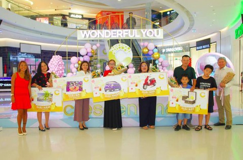 Crescent Mall tặng quà khách hàng nhân dịp sinh nhật lần thứ 7 - Ảnh 1. Crescent Mall tặng quà khách hàng nhân dịp sinh nhật lần thứ 7 - Ảnh 1.