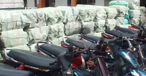 Đồng loạt triệt xóa nhiều điểm tàng trữ thuốc lá lậu ‘khủng’ - Ảnh 1. Đồng loạt triệt xóa nhiều điểm tàng trữ thuốc lá lậu ‘khủng’ - Ảnh 1.
