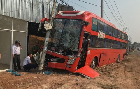 Xe khách tông xe tải, 20 khách đứng tim, hàng trăm nhà mất điện - Ảnh 1. Xe khách tông xe tải, 20 khách đứng tim, hàng trăm nhà mất điện - Ảnh 1.
