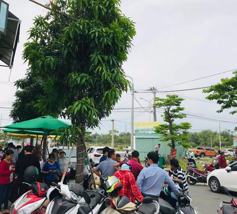 Rời Đà Nẵng, hàng trăm khách hàng đến Quảng Nam vây chủ đầu tư đòi sổ đỏ - Ảnh 3. Rời Đà Nẵng, hàng trăm khách hàng đến Quảng Nam vây chủ đầu tư đòi sổ đỏ - Ảnh 3.