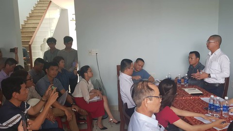 Rời Đà Nẵng, hàng trăm khách hàng đến Quảng Nam vây chủ đầu tư đòi sổ đỏ - Ảnh 1. Rời Đà Nẵng, hàng trăm khách hàng đến Quảng Nam vây chủ đầu tư đòi sổ đỏ - Ảnh 1.