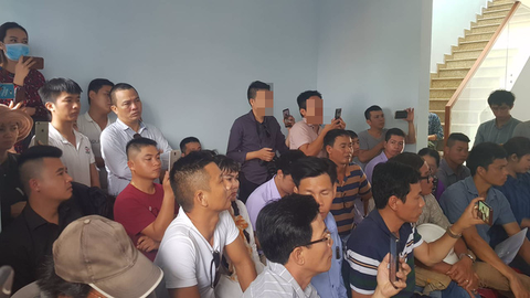 Rời Đà Nẵng, hàng trăm khách hàng đến Quảng Nam vây chủ đầu tư đòi sổ đỏ - Ảnh 2. Rời Đà Nẵng, hàng trăm khách hàng đến Quảng Nam vây chủ đầu tư đòi sổ đỏ - Ảnh 2.