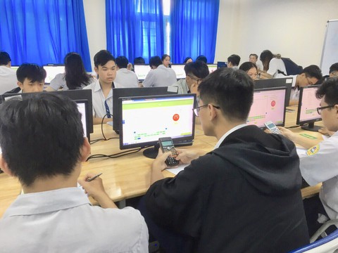 Học trò thích thú kiểm tra giữa kỳ bằng bài thi đánh giá năng lực - Ảnh 2. Học trò thích thú kiểm tra giữa kỳ bằng bài thi đánh giá năng lực - Ảnh 2.