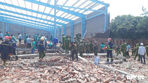 Sập bức tường hơn 300m2 đang xây, 6 công nhân thiệt mạng - Ảnh 3. Sập bức tường hơn 300m2 đang xây, 6 công nhân thiệt mạng - Ảnh 3.