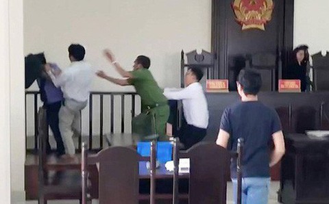 Truy tố 3 người gây rối, đánh kiểm sát viên, phóng viên tại tòa - Ảnh 1. Truy tố 3 người gây rối, đánh kiểm sát viên, phóng viên tại tòa - Ảnh 1.