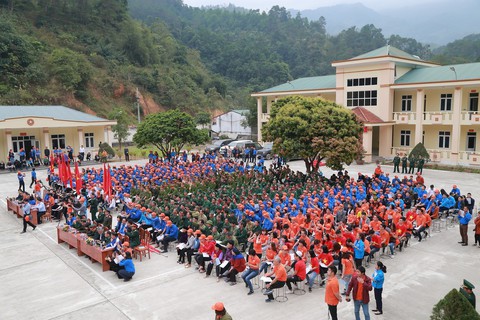 Người trẻ thắp nhang tưởng nhớ người lính Vị Xuyên nơi họ ngã xuống - Ảnh 5. Người trẻ thắp nhang tưởng nhớ người lính Vị Xuyên nơi họ ngã xuống - Ảnh 5.