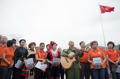 Người trẻ thắp nhang tưởng nhớ người lính Vị Xuyên nơi họ ngã xuống - Ảnh 4. Người trẻ thắp nhang tưởng nhớ người lính Vị Xuyên nơi họ ngã xuống - Ảnh 4.