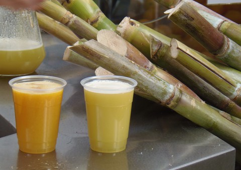 Chiếc bánh dây dài cuộn tròn như bánh xe hơi trên đường phố Cuba - Ảnh 11. Chiếc bánh dây dài cuộn tròn như bánh xe hơi trên đường phố Cuba - Ảnh 11.