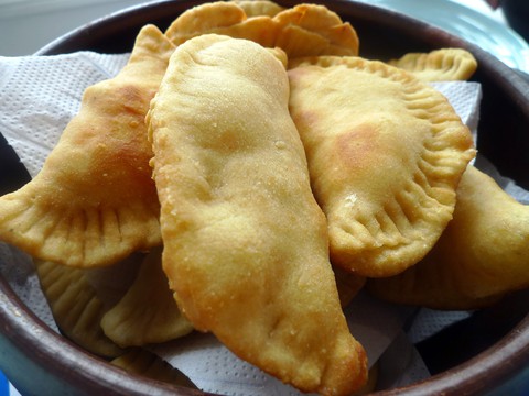 Chiếc bánh dây dài cuộn tròn như bánh xe hơi trên đường phố Cuba - Ảnh 5. Chiếc bánh dây dài cuộn tròn như bánh xe hơi trên đường phố Cuba - Ảnh 5.