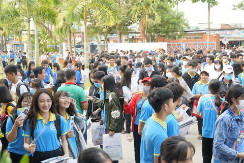 4.000 học sinh về thủ phủ sen hồng nghe tư vấn tuyển sinh - Ảnh 10. 4.000 học sinh về thủ phủ sen hồng nghe tư vấn tuyển sinh - Ảnh 10.