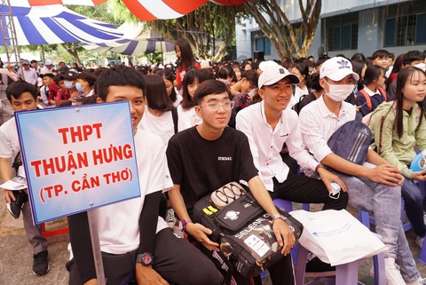 4.000 học sinh về thủ phủ sen hồng nghe tư vấn tuyển sinh - Ảnh 5. 4.000 học sinh về thủ phủ sen hồng nghe tư vấn tuyển sinh - Ảnh 5.