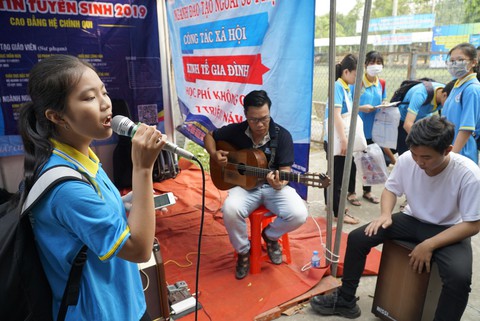 4.000 học sinh về thủ phủ sen hồng nghe tư vấn tuyển sinh - Ảnh 6. 4.000 học sinh về thủ phủ sen hồng nghe tư vấn tuyển sinh - Ảnh 6.