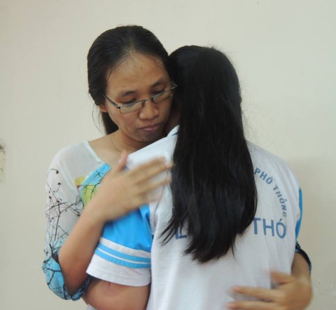 Không để cô giáo ném vở học sinh tiếp tục làm giáo viên - Ảnh 1. Không để cô giáo ném vở học sinh tiếp tục làm giáo viên - Ảnh 1.