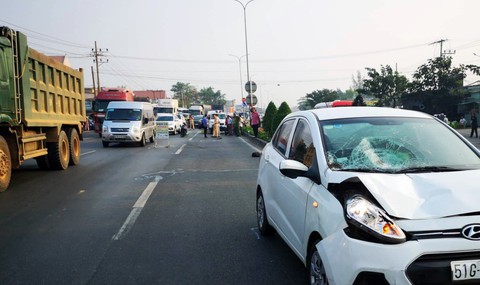 Hai nữ tu bị ôtô tông khi đi bộ qua quốc lộ 51, một người chết - Ảnh 1. Hai nữ tu bị ôtô tông khi đi bộ qua quốc lộ 51, một người chết - Ảnh 1.