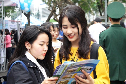 Những nụ cười xinh đẹp tại ngày hội tư vấn - tuyển sinh 2019 - Ảnh 1. Những nụ cười xinh đẹp tại ngày hội tư vấn - tuyển sinh 2019 - Ảnh 1.